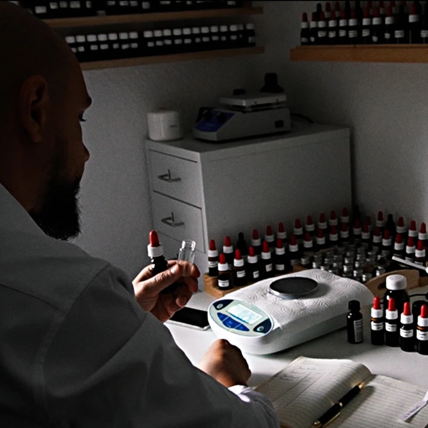 Parfumeur an der Arbeit im Atelier